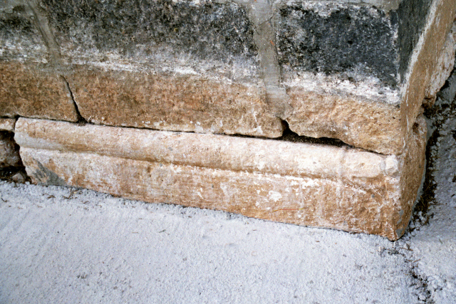 Dovratnik stare crkve ugrađen u novu