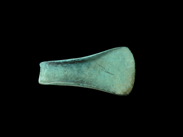 Brončana sjekira iz srednjeg brončanog doba iz 1600. -1400. god. prije Krista, pronađena u Franića gradini